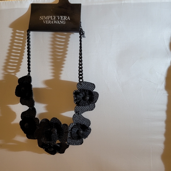 Artistic NWT Simply Vera Vera Wang Necklace - Picture 3 of 3